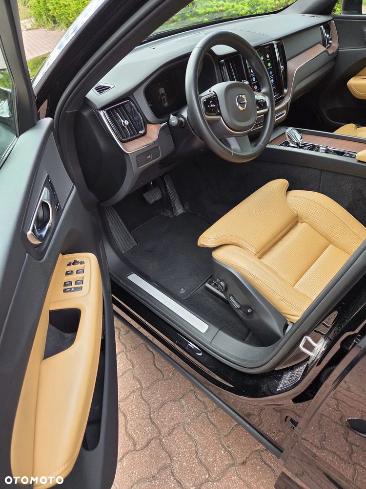 Volvo XC 60 B5 B AWD Plus Dark - 22