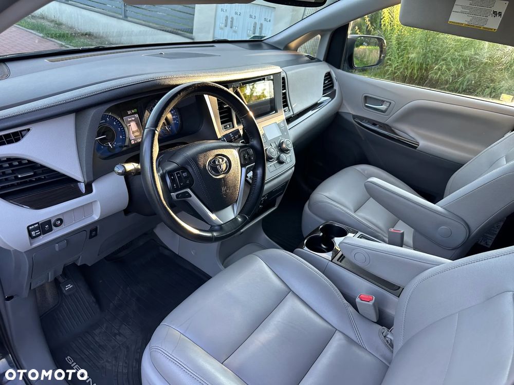 Toyota Sienna - 12