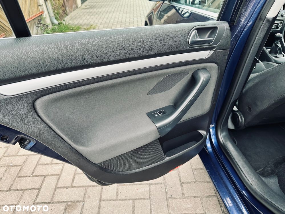 Volkswagen Golf 1.6 TDI DPF Highline - 17