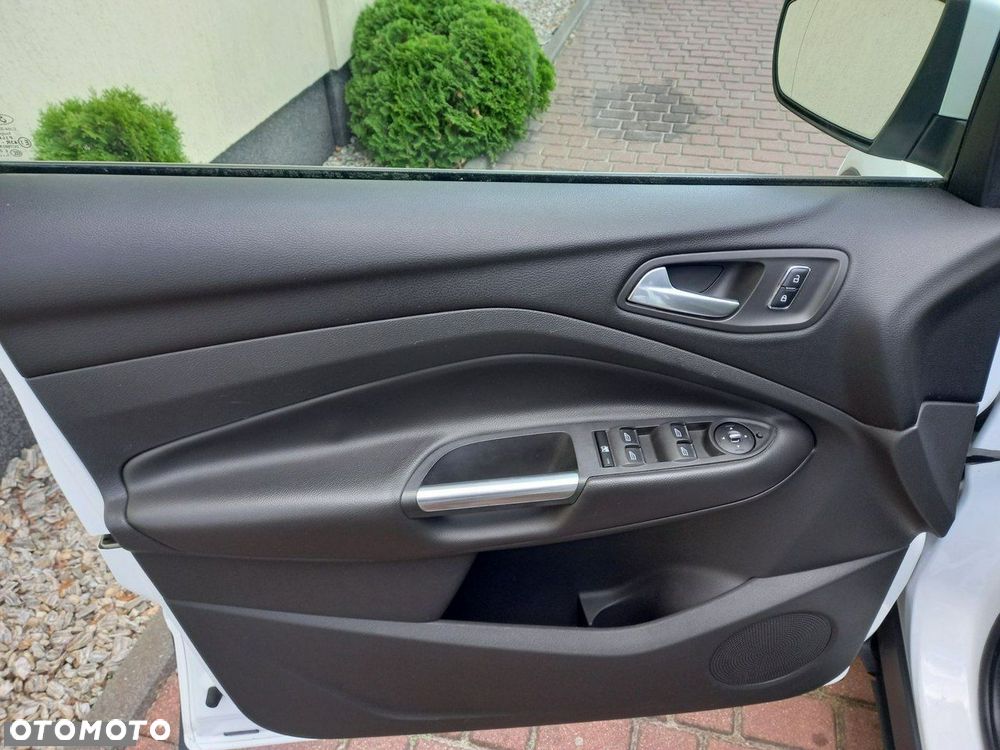 Ford Kuga 1.6 EcoBoost 2x4 Titanium - 25