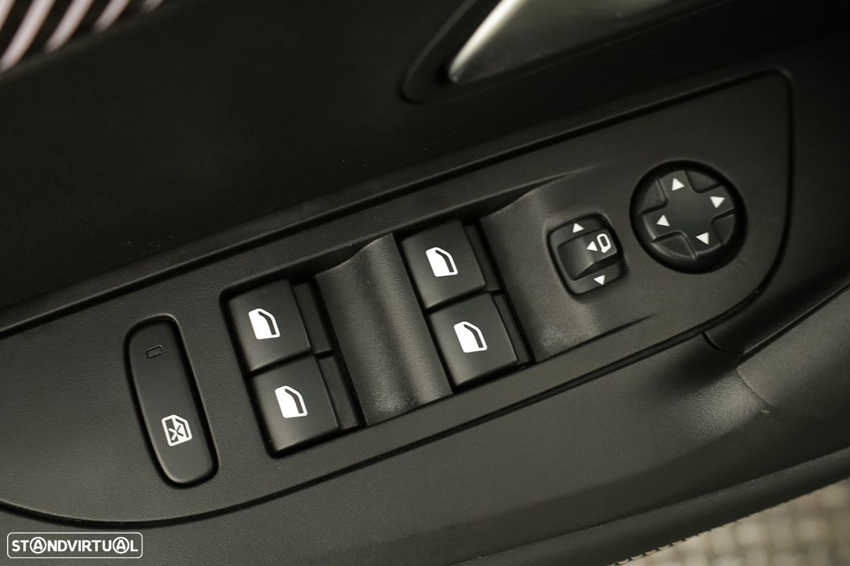Peugeot 2008 1.2 PureTech Allure EAT8 - 21