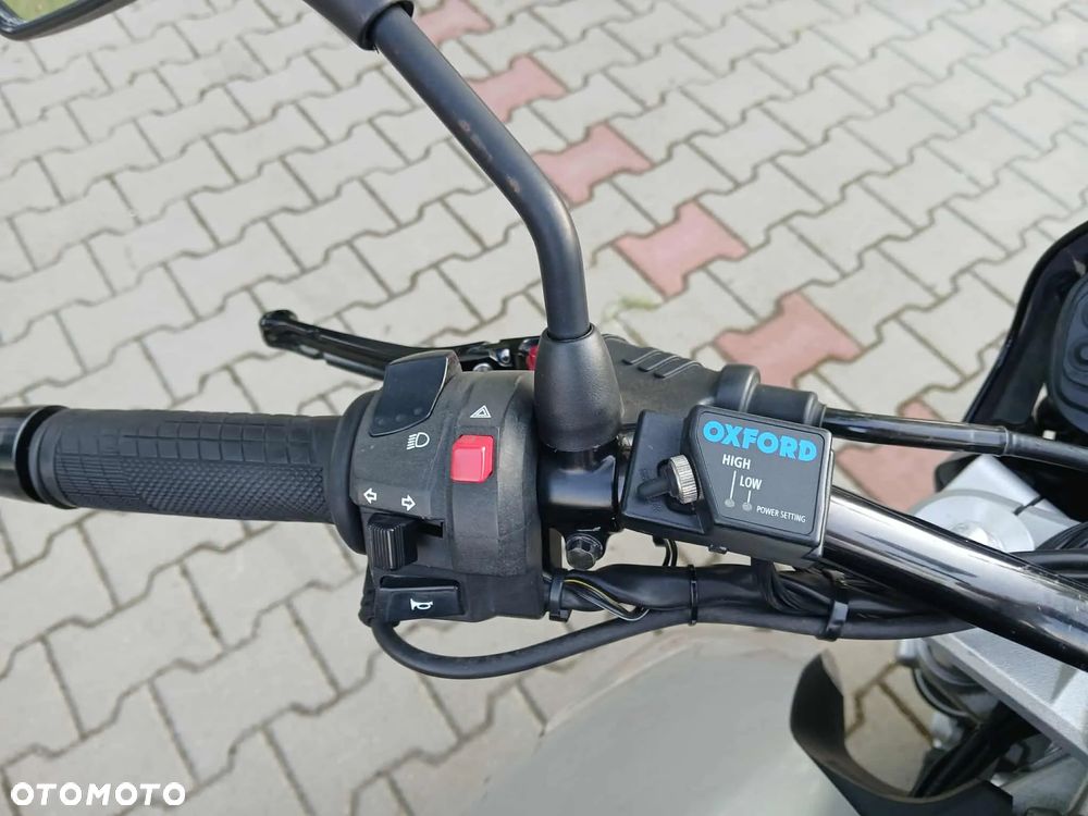 Suzuki GSR - 13