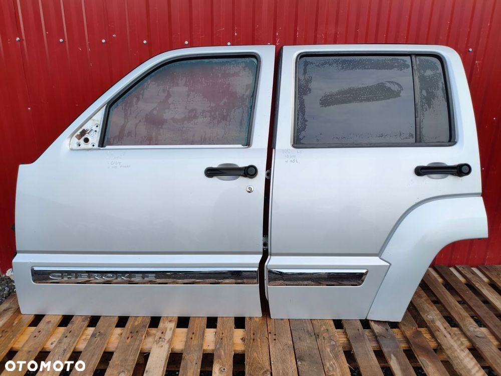 JEEP CHEROKEE LIBERTY KK 07-12 DRZWI LEWY PRZÓD SREBRNY STAN IGŁA - 1