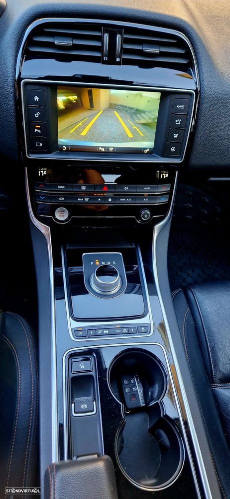 Jaguar XE 2.0 D Prestige Aut. - 7