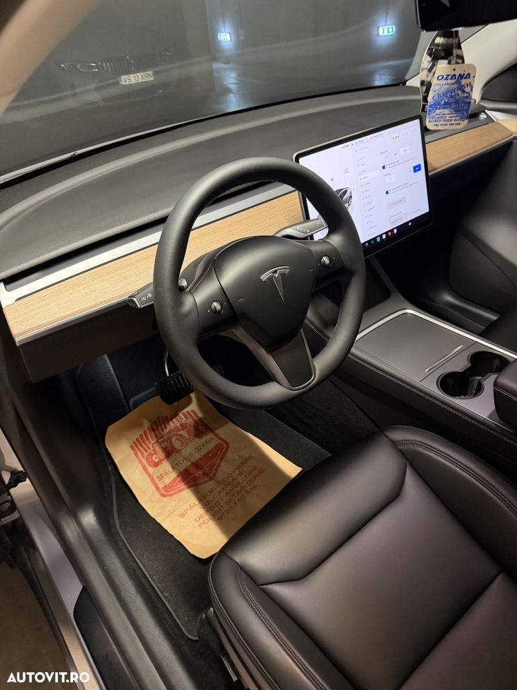 Tesla Model Y Long Range AWD - 9