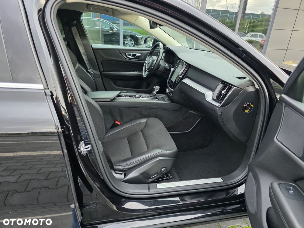 Volvo V60 D3 AWD Momentum Pro - 27
