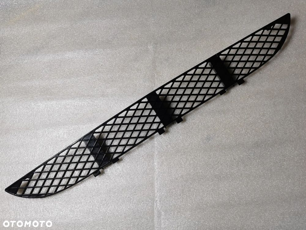 Mercedes E klasa w210 lift Środkowa kratka zderzaka przód przedniego 2108850053