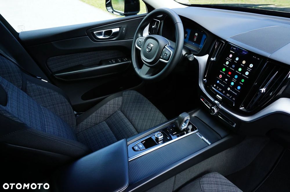 Volvo XC 60 B5 B AWD Momentum Pro - 28