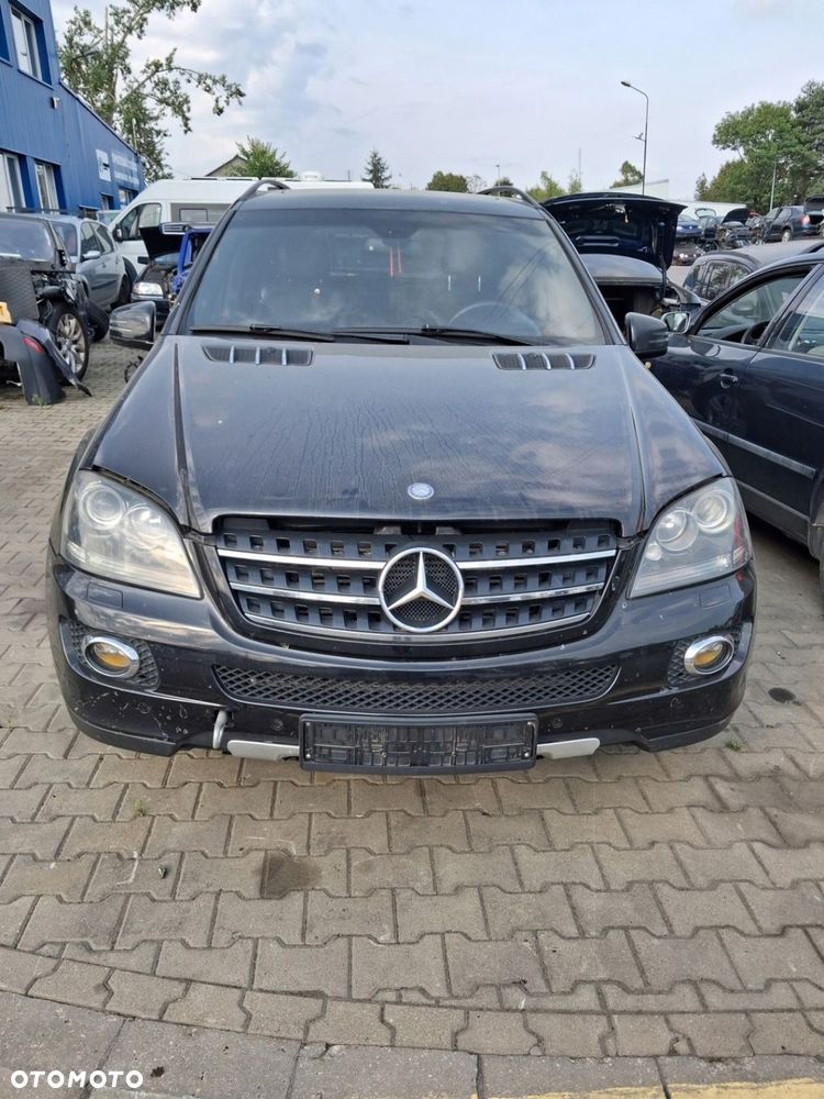 MERCEDES ML W164 LIFT 08-11 zderzak przód C197 PDC SPRYSK