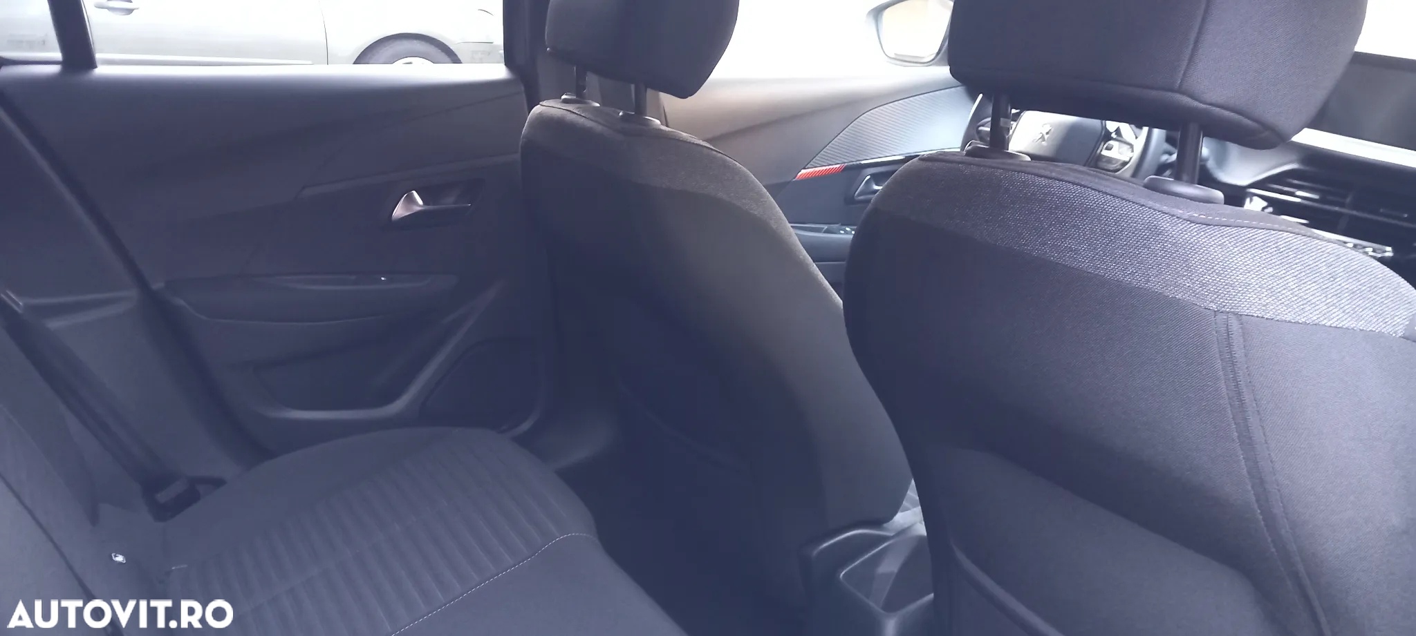 Peugeot 208 - 8