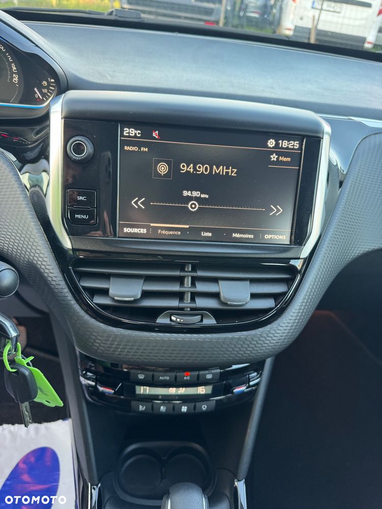 Peugeot 2008 1.2 Pure Tech GPF Allure S&S EAT6 - 31