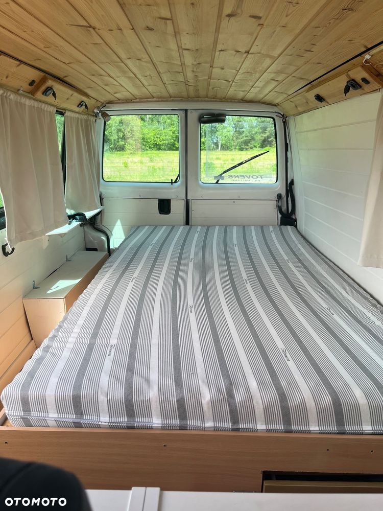 Volkswagen Caravelle - 16