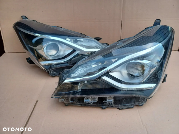 Lampa przednia lewa prawa Toyota Yaris oryg