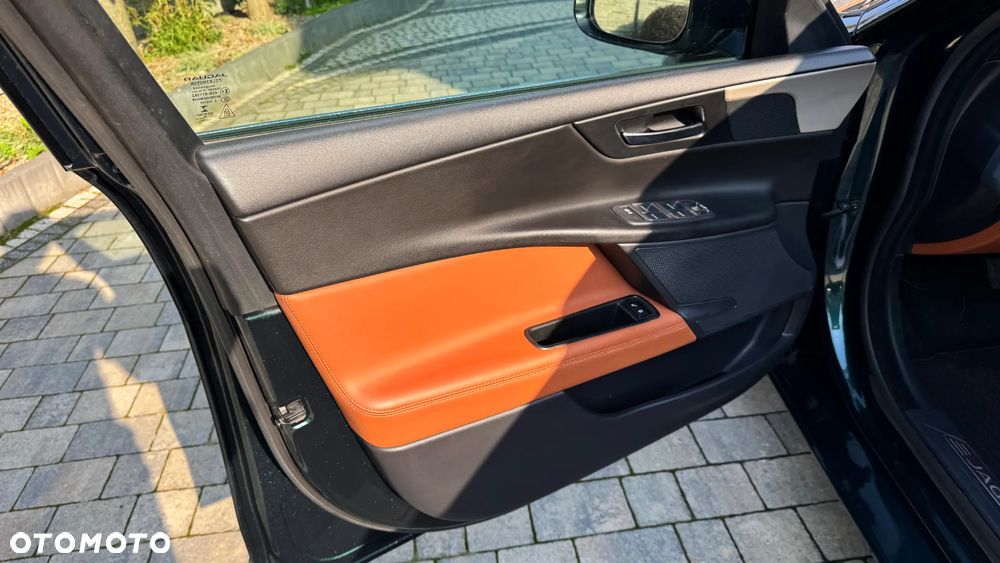 Jaguar XE - 20