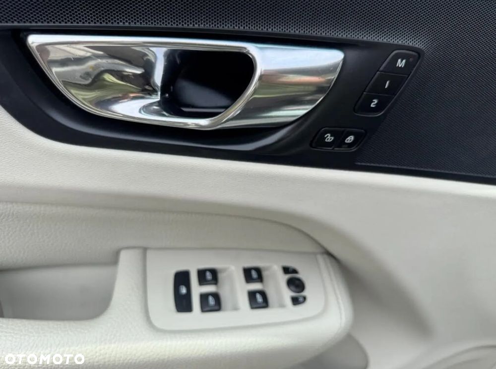 Volvo XC 60 T6 AWD Momentum - 28