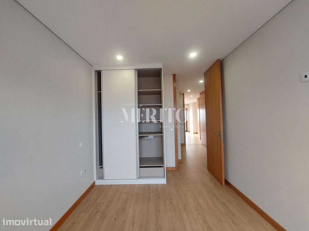 T2 NOVO em primeira linha de Mar com terraço, lugar de garagem e arrum - Grande imagem: 5/9