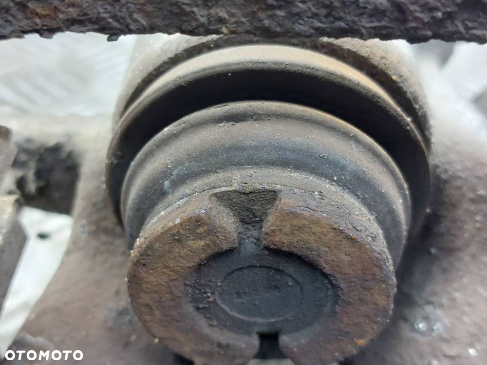 ZACISK HAMULCOWY LEWY TYŁ + PRAWY TYŁ VOLKSWAGEN JETTA V - 5