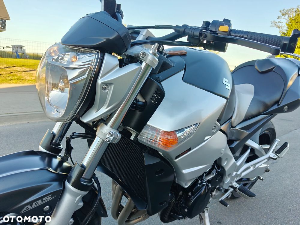Suzuki GSR - 18