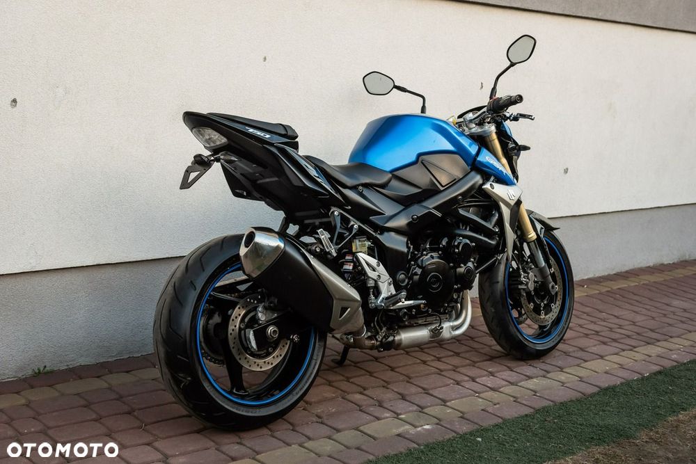 Suzuki GSR - 3