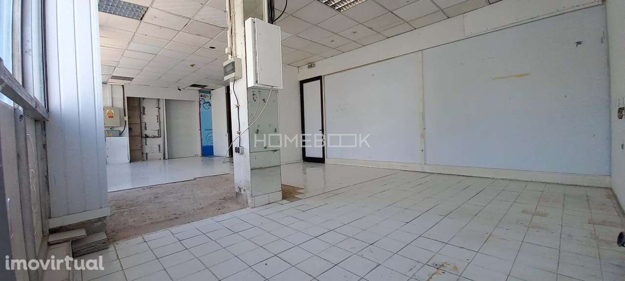 Espaço comercial amplo com elevada exposição, luz natural e potencial - Grande imagem: 4/11