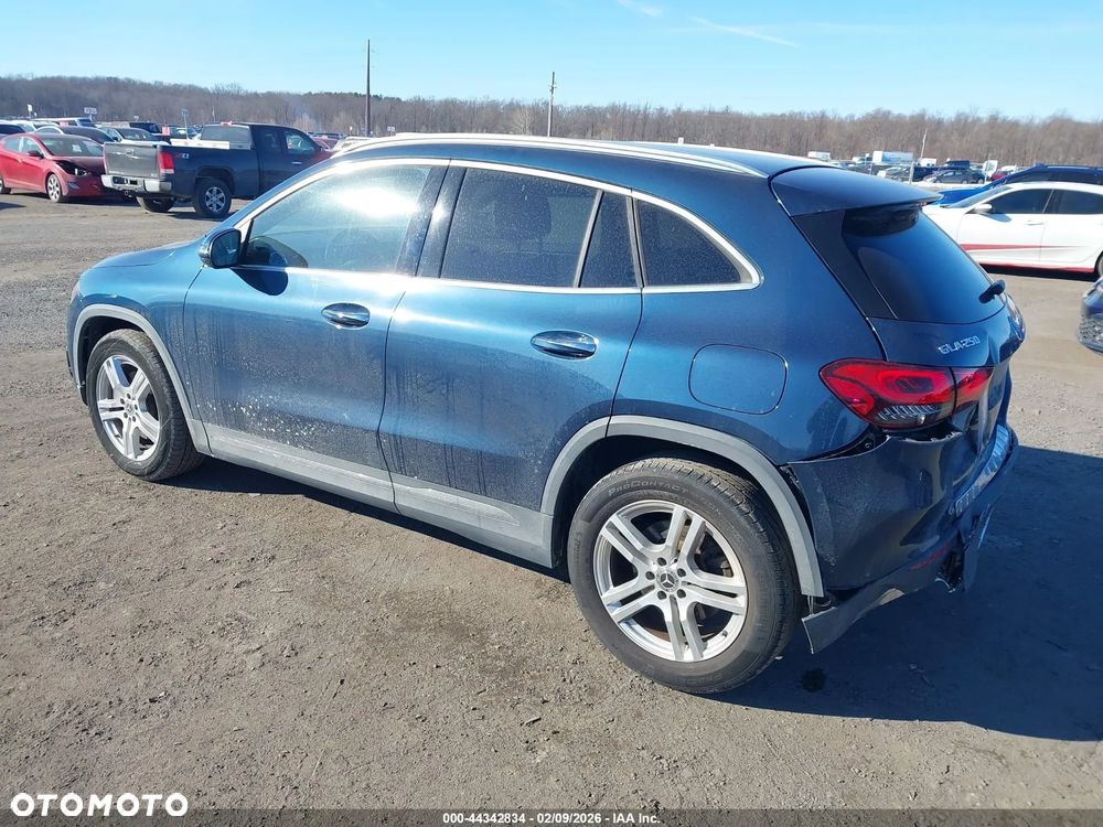 Mercedes-Benz GLA - 4