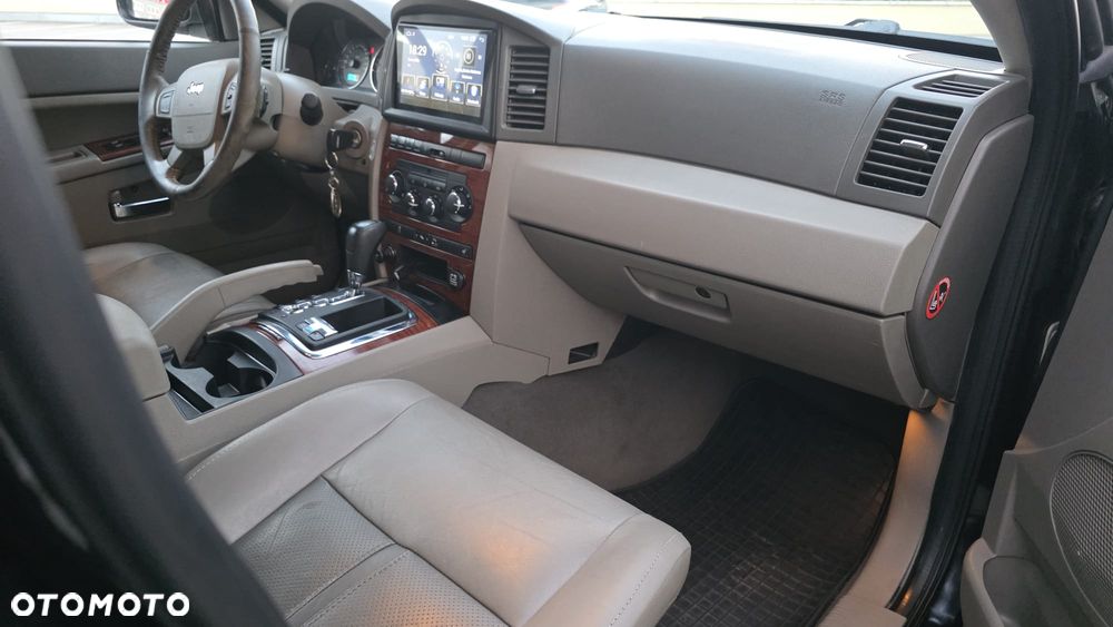Jeep Grand Cherokee - 38