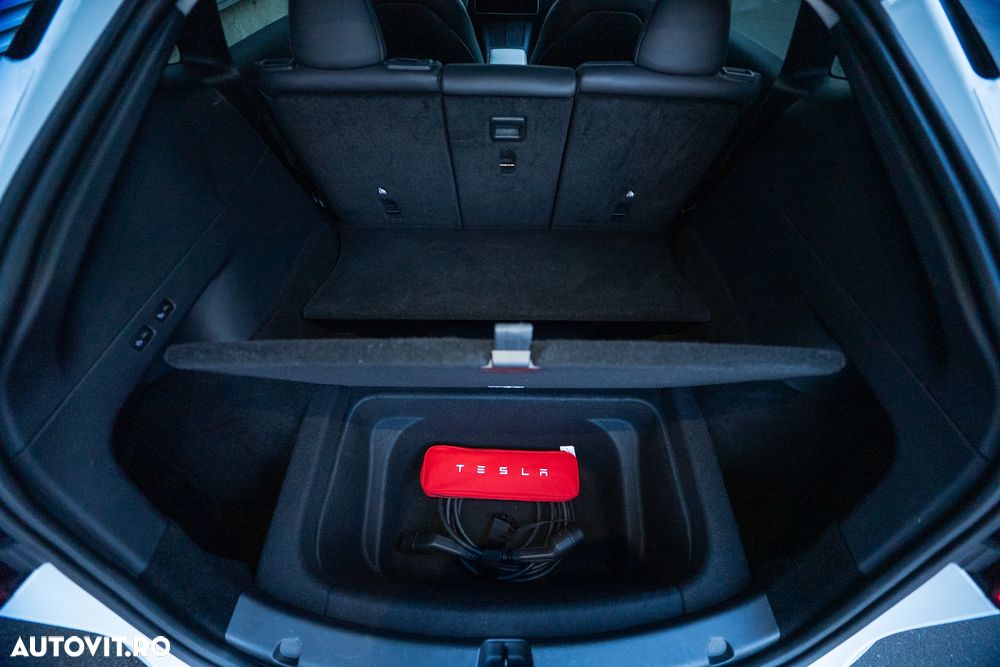 Tesla Model Y - 12