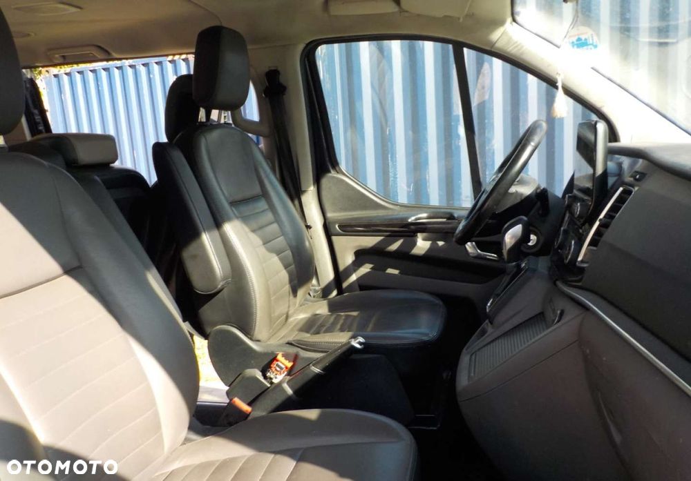 Ford Tourneo Custom - 23