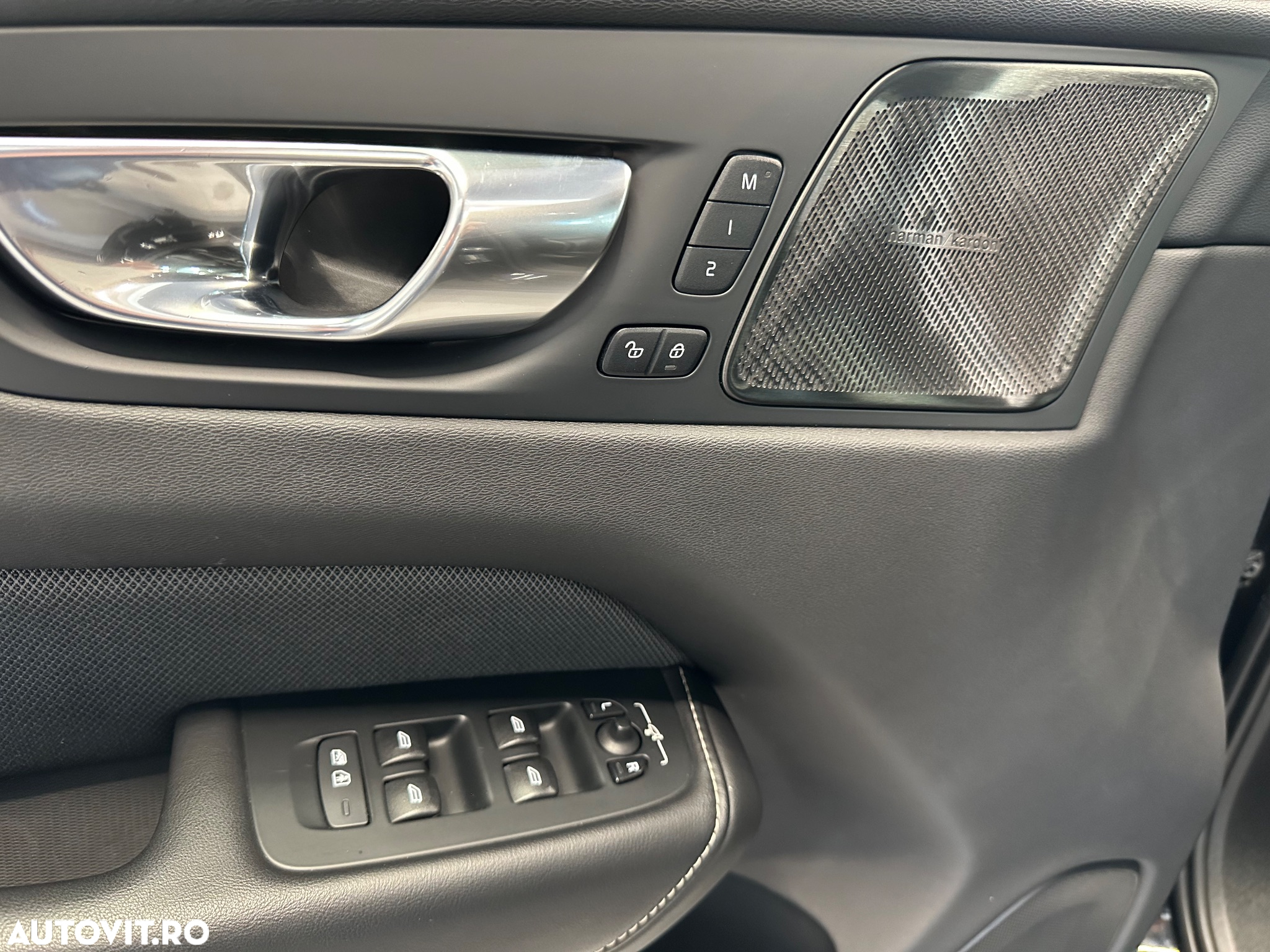 Volvo XC 60 B4 MHEV AT8 AWD R-Design - 23