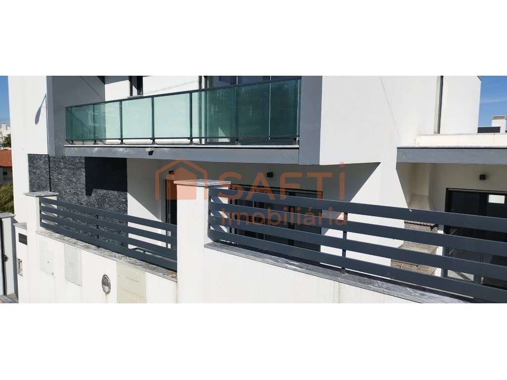 Moradia Nova Isolada com Piscina - Grande imagem: 4/25