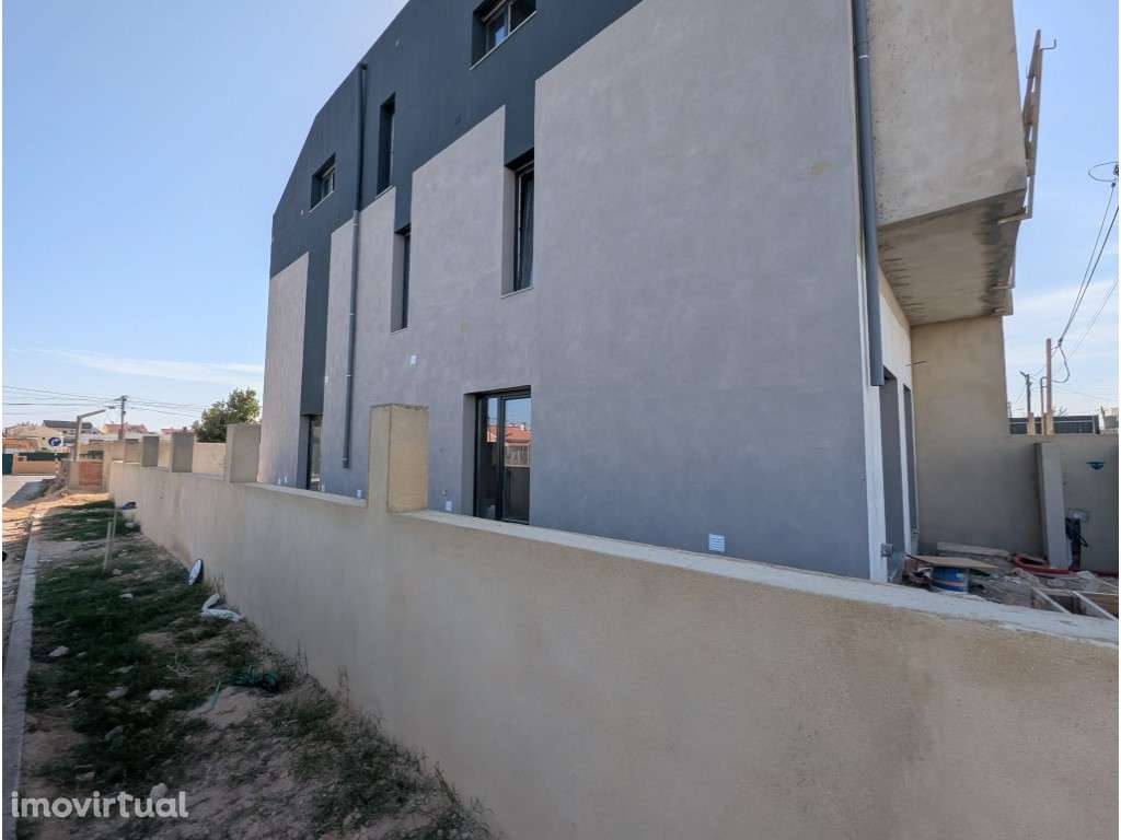 2 Moradias T4 de Elegância Contemporânea em Redondos, Fernão Ferro - Grande imagem: 2/21