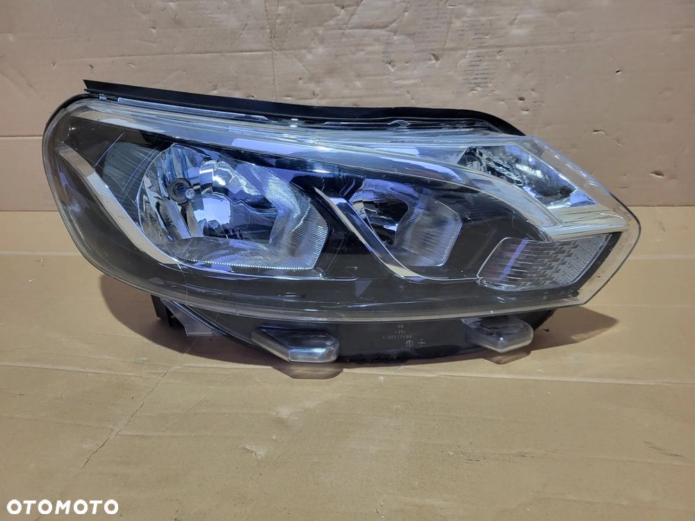 LAMPA PRAWY PRZOD TOYOTA PROACE III 9808581180