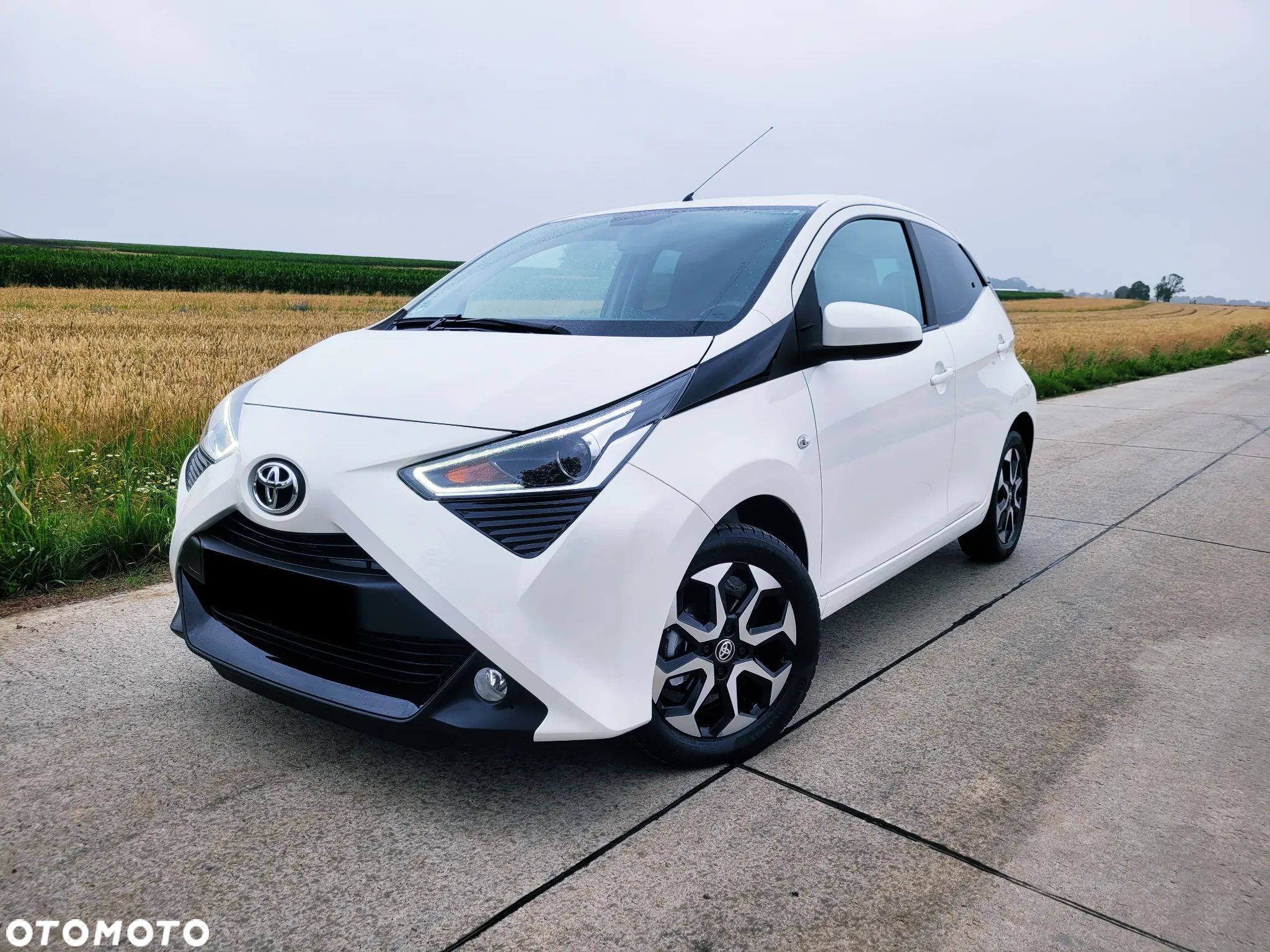 Toyota Aygo x-play connect - 1
