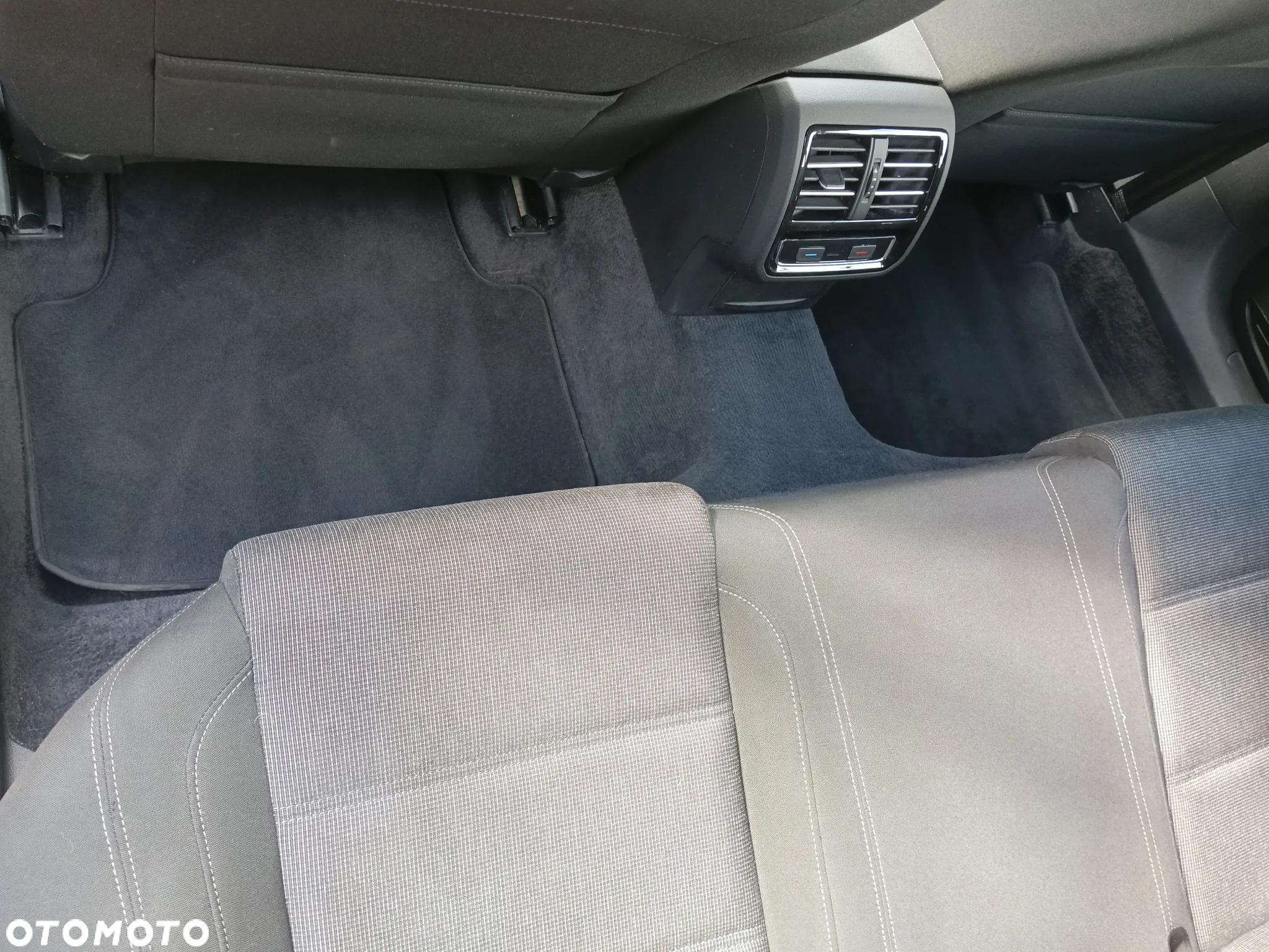 Volkswagen Passat 2.0 TDI BMT Comfortline - 23