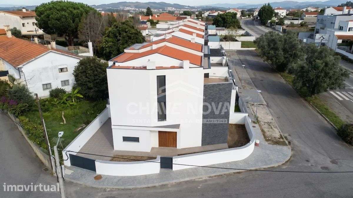 Moradia geminada à venda na Rua Padre Américo - Grande imagem: 3/32