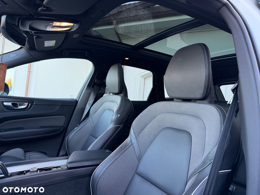 Volvo XC 60 T6 Plug-In Hybrid AWD Ultra Dark - 18