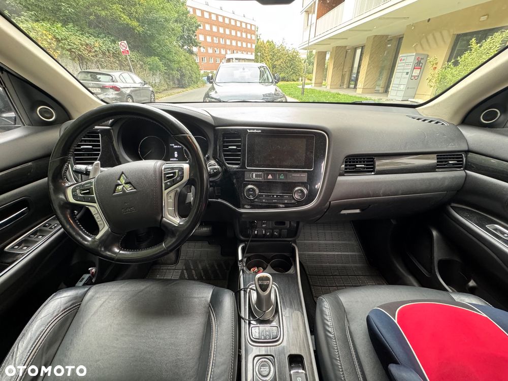 Mitsubishi Outlander Instyle NAVI + - 13