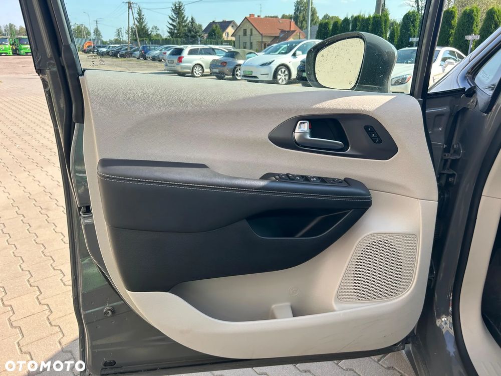 Chrysler Pacifica - 12