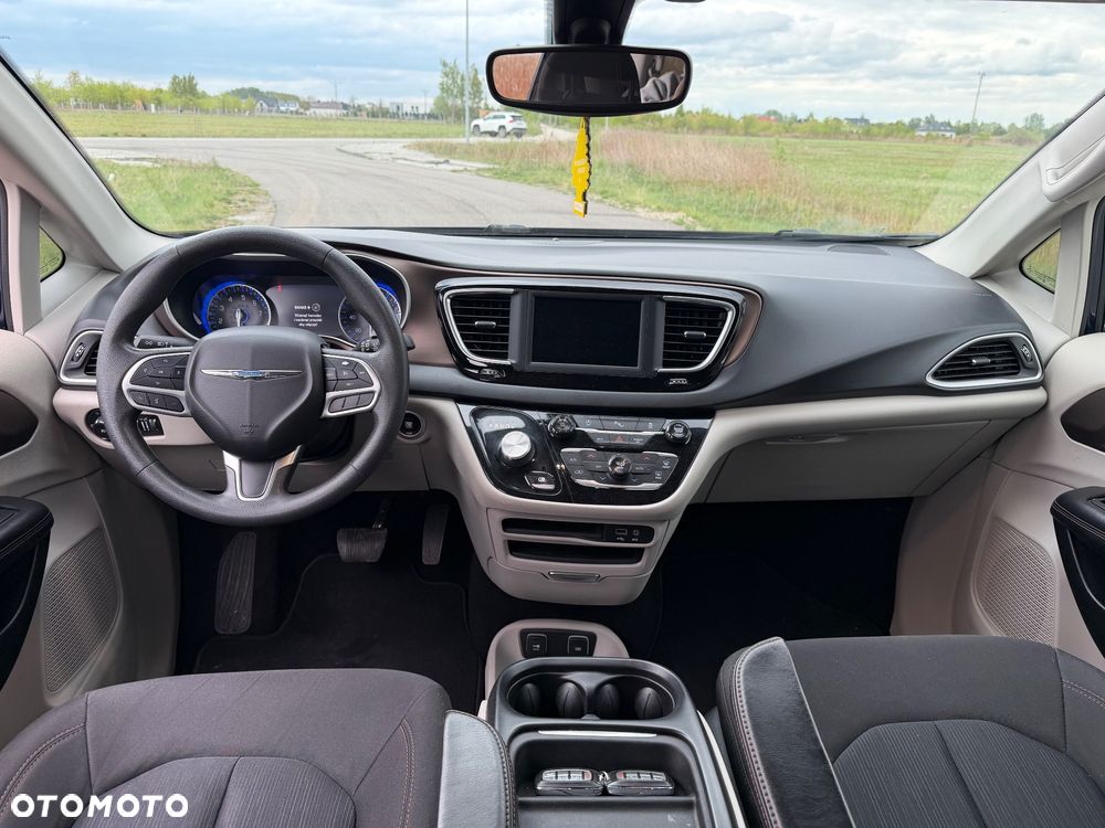 Chrysler Pacifica - 11