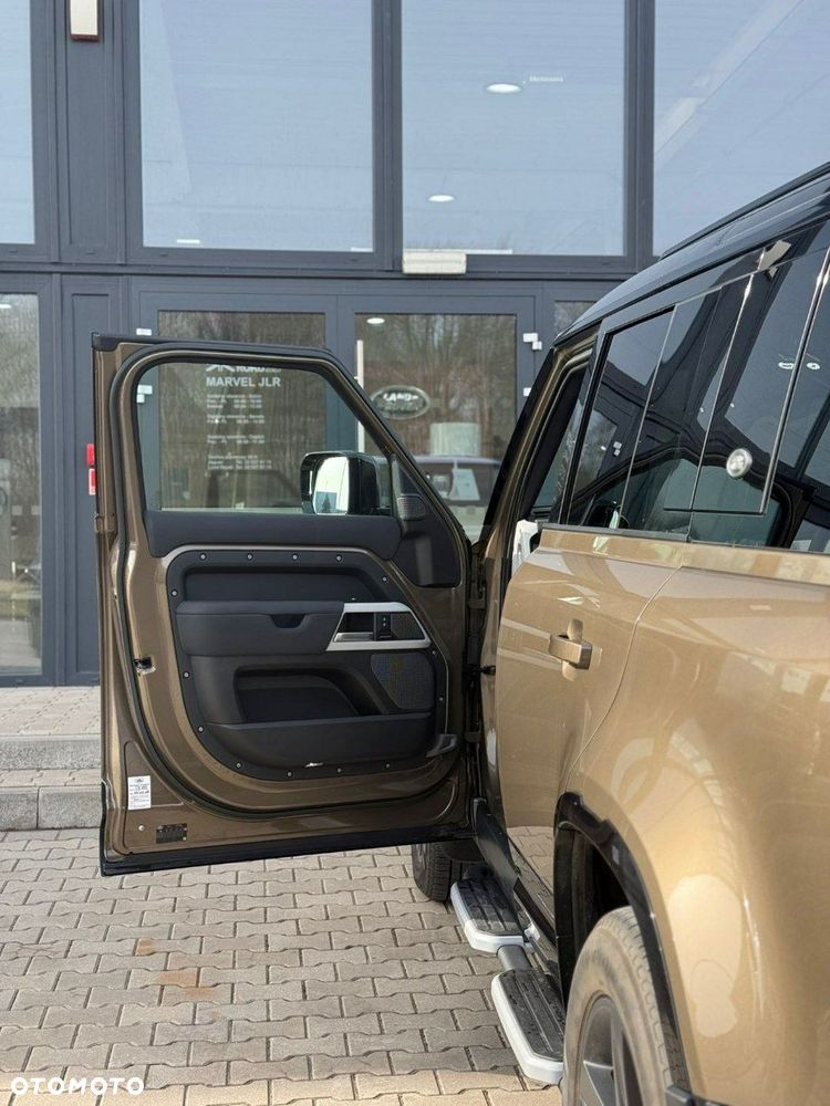 Land Rover Defender - 12