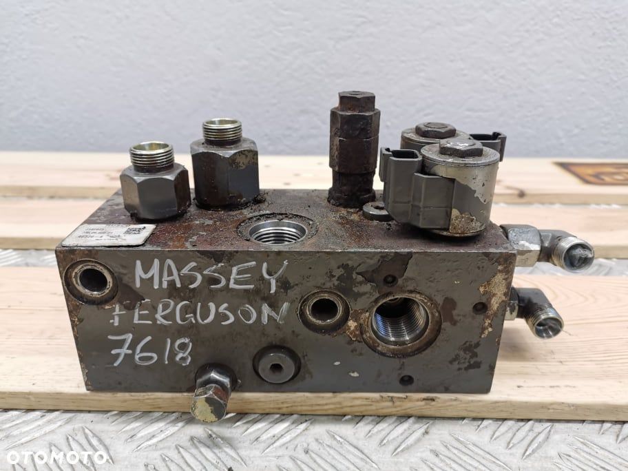 Blok zaworowy osi przedniej Massey Ferguson 7618 {Husco 735.26.602. 01} - 1