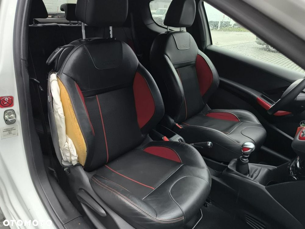Peugeot 208 - 12