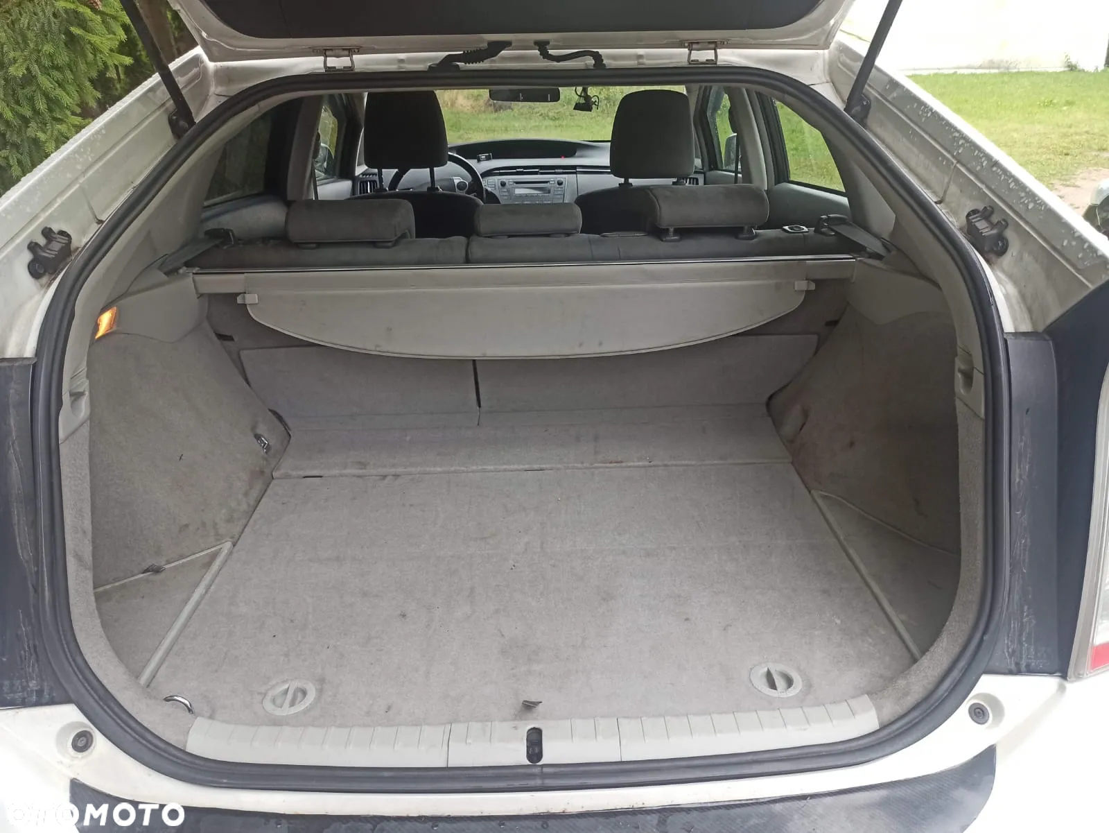 Toyota Prius (Hybrid) - 4