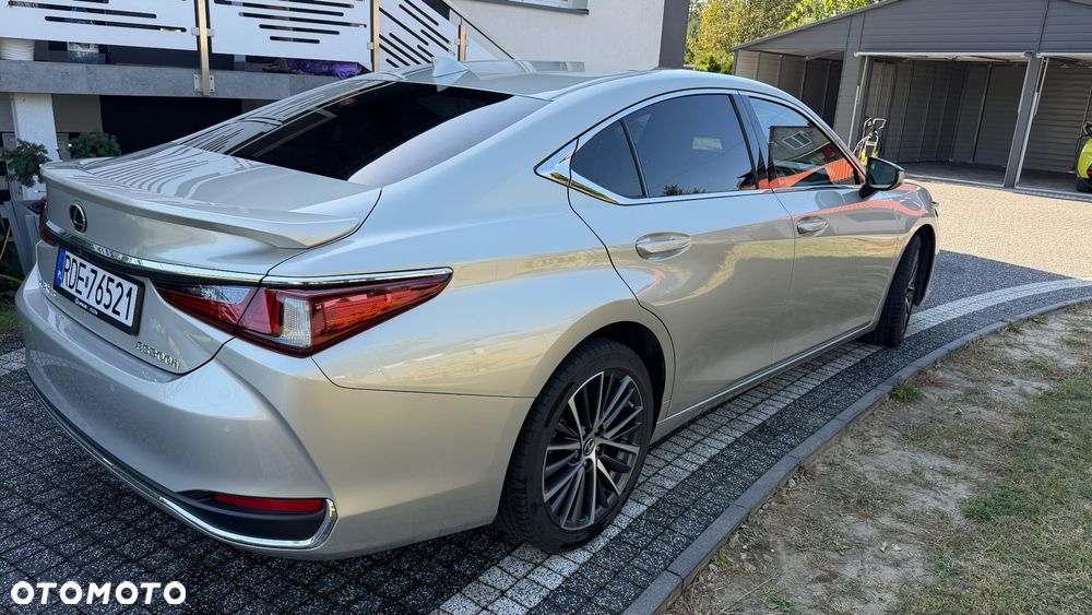 Lexus ES 300h Business Edition - 4