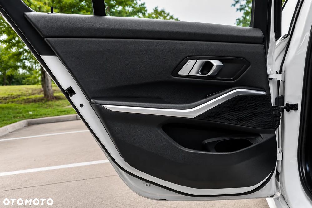 BMW Seria 3 330i xDrive - 25