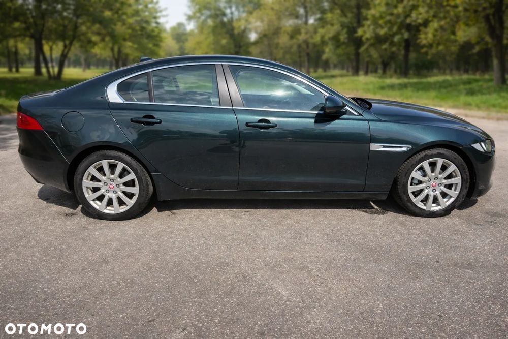Jaguar XE 2.0 D AWD R-Sport - 4
