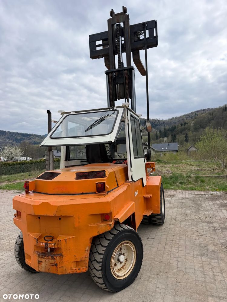 O&K V80 Wózek Widłowy Niemiecki Producent O&K. Silnik DEUTZ 90 km. Udźwig 8 ton. Gabarytowo mała maszyna z Wielkim udźwigiem. Podwójne Koła. Regulacja wideł i Karetki Hydrauliczna. Maszt TRIPLEX. niski przebieg 5790h. Maszyna Pochodzi z Norweskiej Komuny! Nie posiada luzów i wycieków Jazda Hydrostatic. Stan Perfekcyjny! DIESEL. Opony Nowe. Okazja - 9