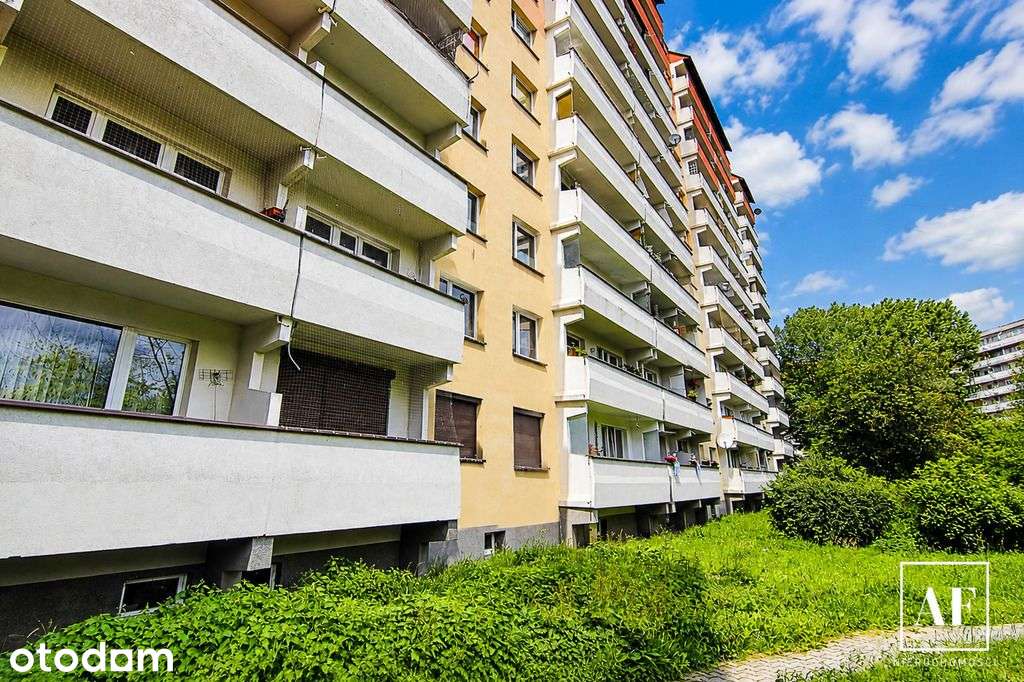 Samo centrum Osiedla. Piękny widok. Duży balkon.