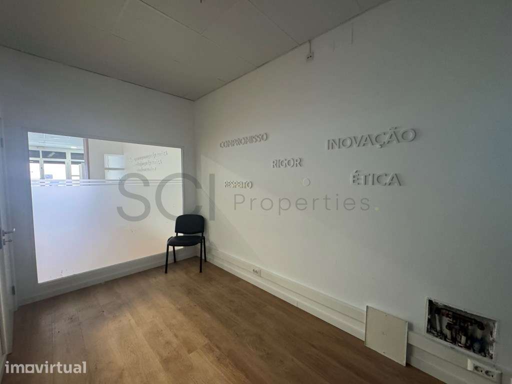 Loja Santa Marta de Corroios 2 Pisos com 130 m2 - Grande imagem: 2/26