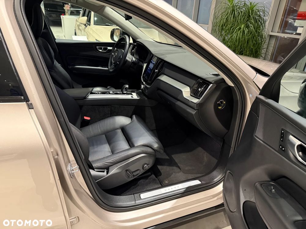 Volvo XC 60 B5 B AWD Plus Dark - 17